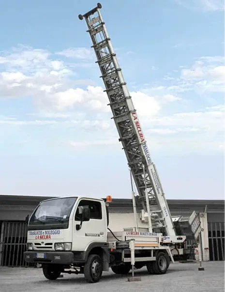 Autoscala La Sicura con elevatore per mobili.