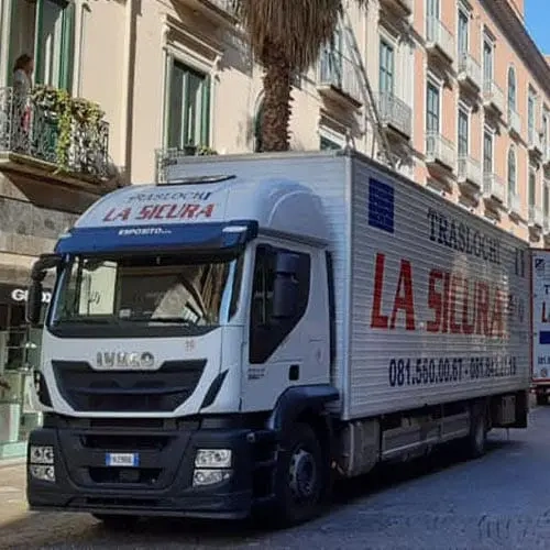Un mezzo La Sicura per il trasporto dei mobili.
